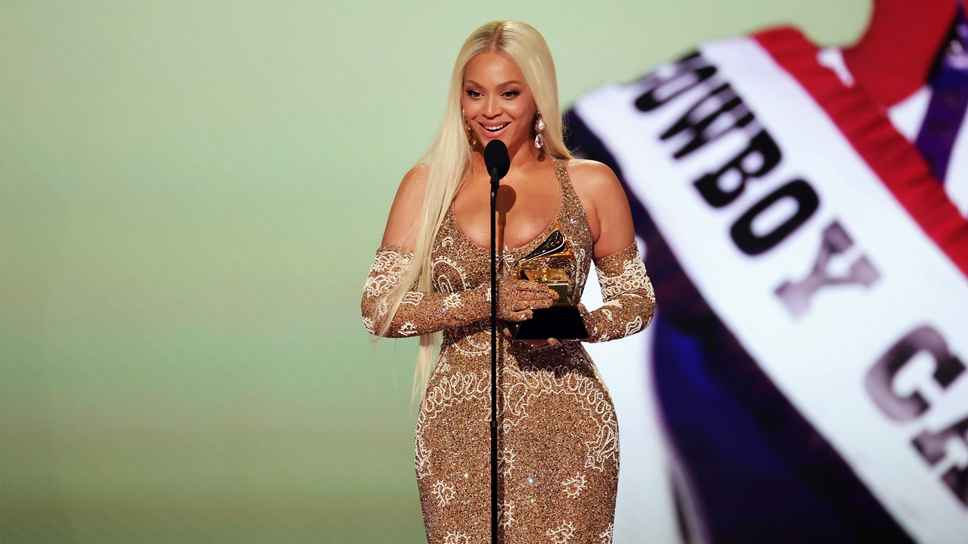 而年轻的姆 而年轻的姆